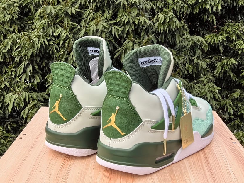 Air Jordan 4 "First Class" WNBA