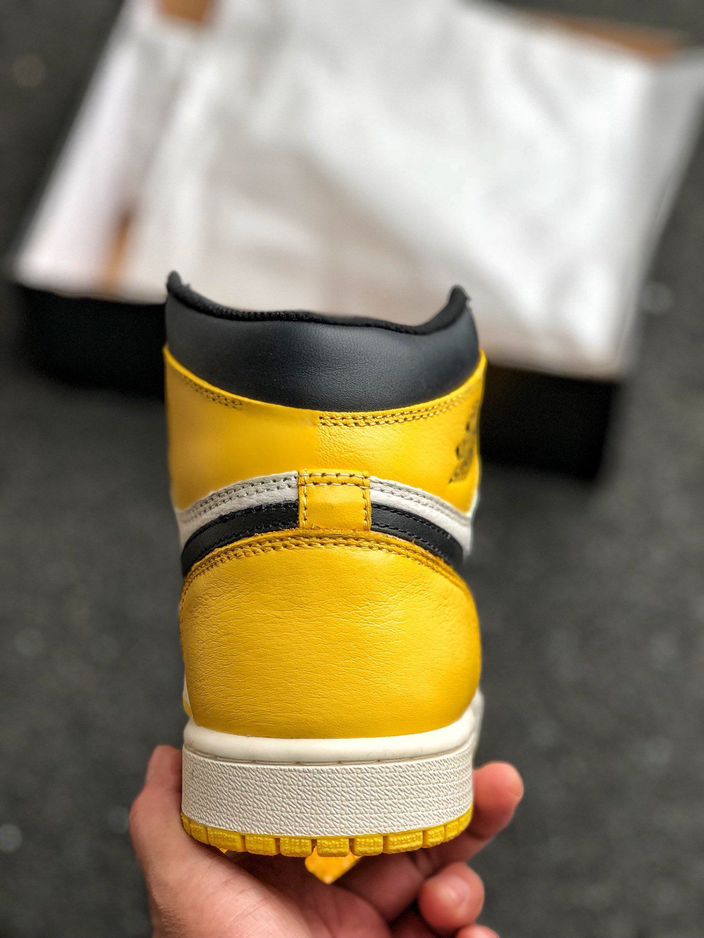 Jordan 1 Retro High OG  "Yellow Ochre" Shoe