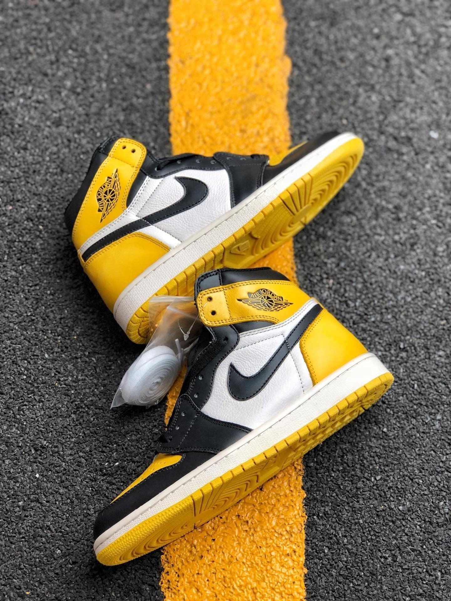 Jordan 1 Retro High OG  "Yellow Ochre" Shoe