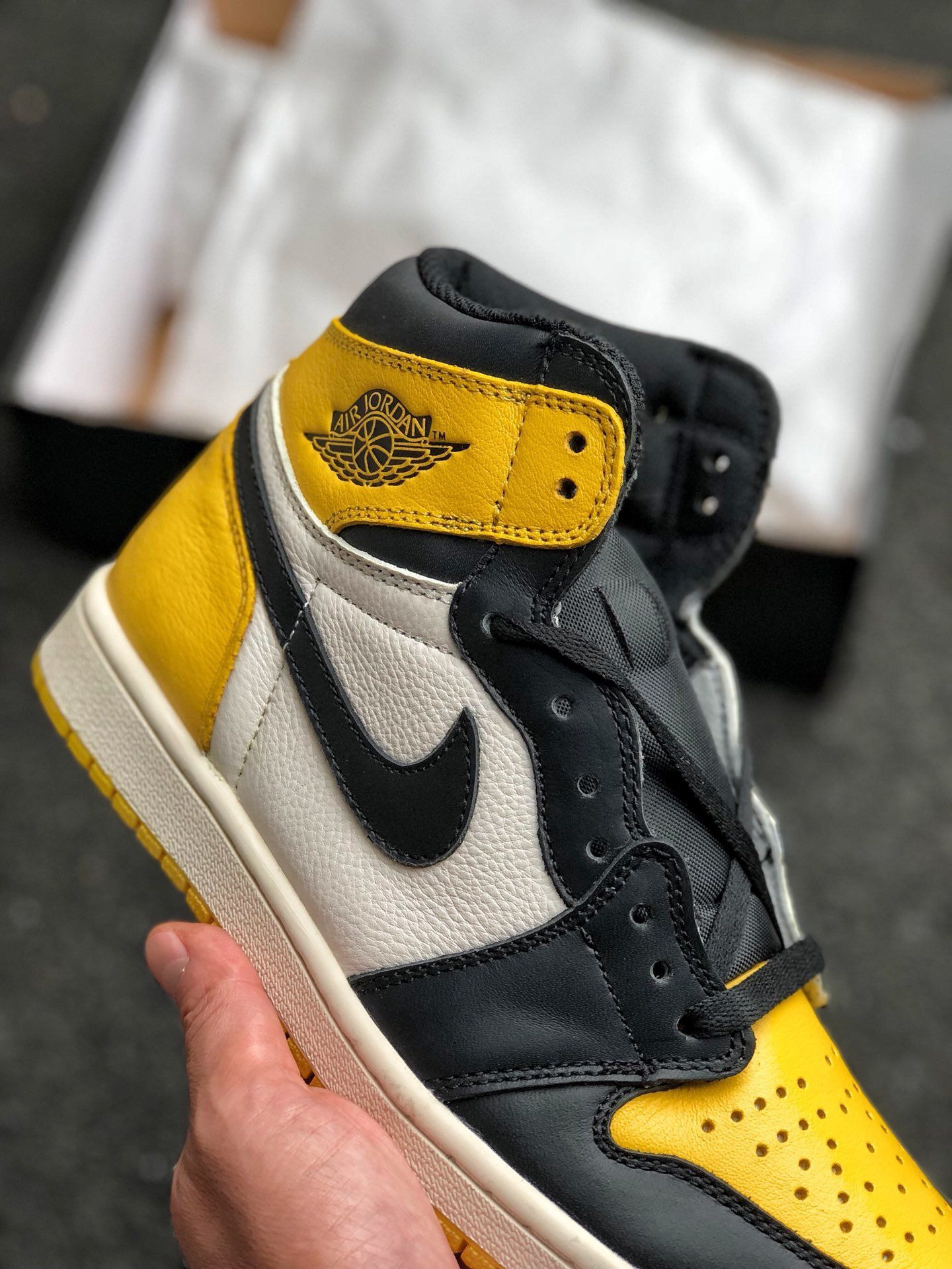 Jordan 1 Retro High OG  "Yellow Ochre" Shoe