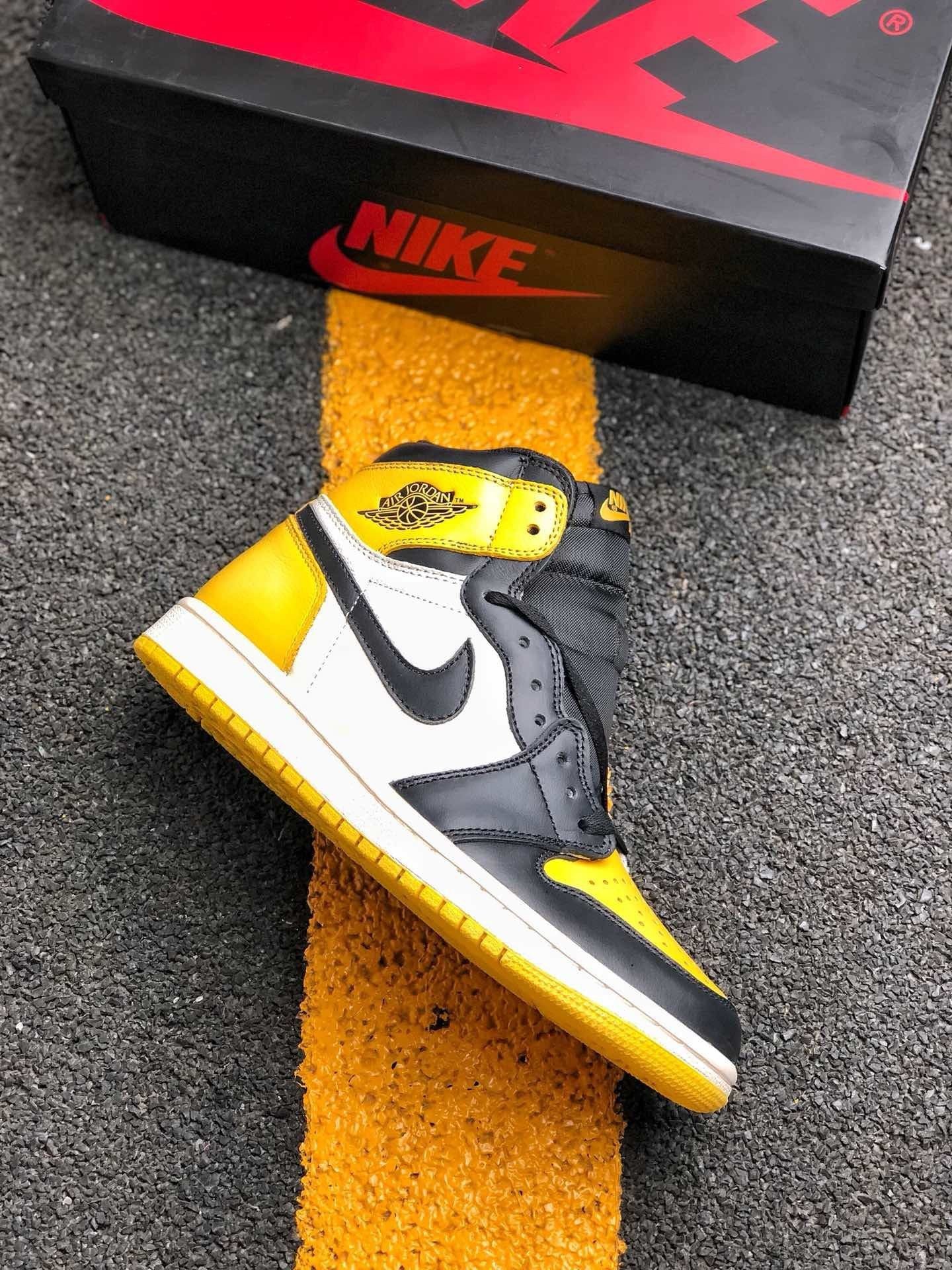 Jordan 1 Retro High OG  "Yellow Ochre" Shoe