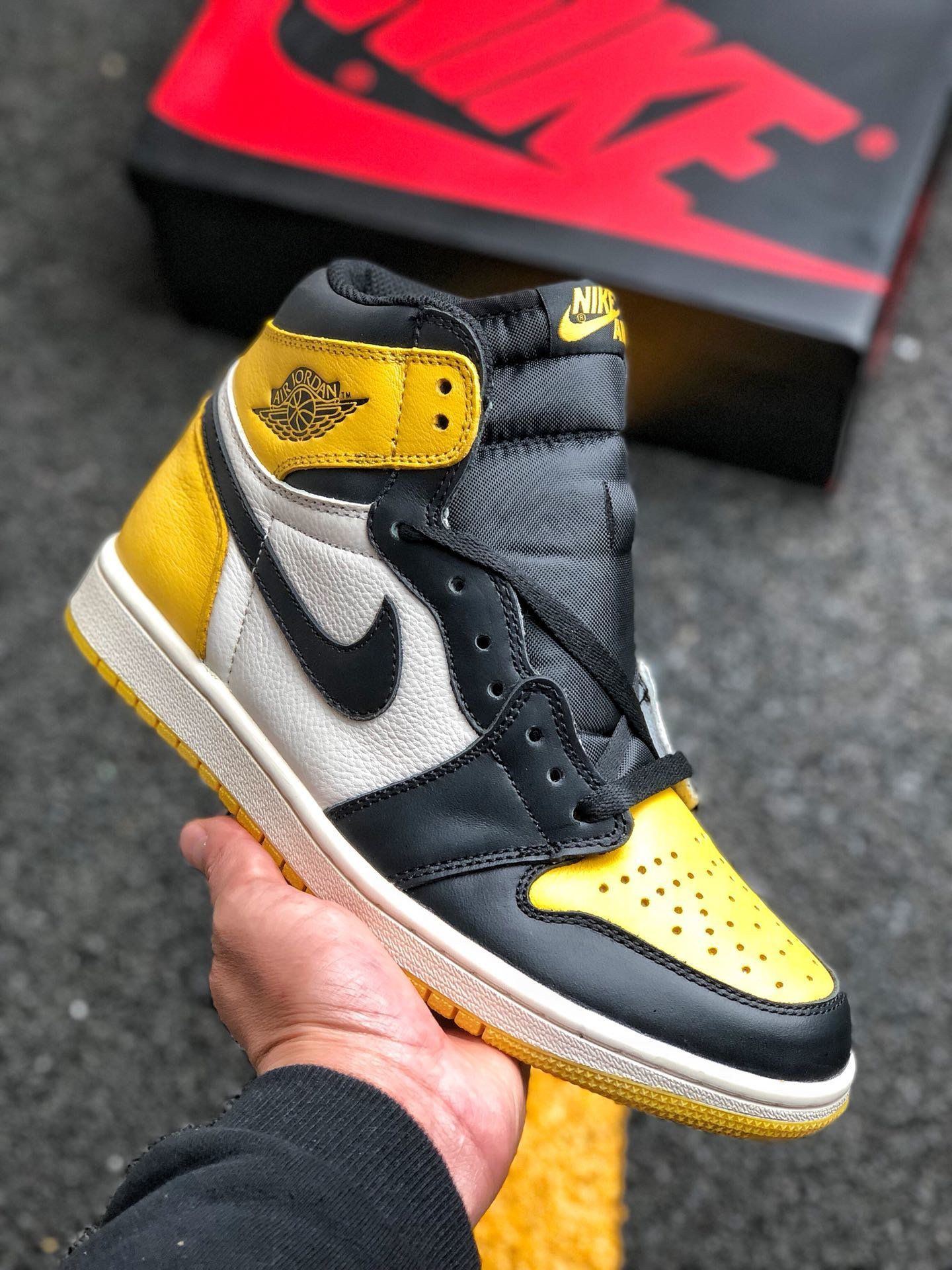 Jordan 1 Retro High OG  "Yellow Ochre" Shoe