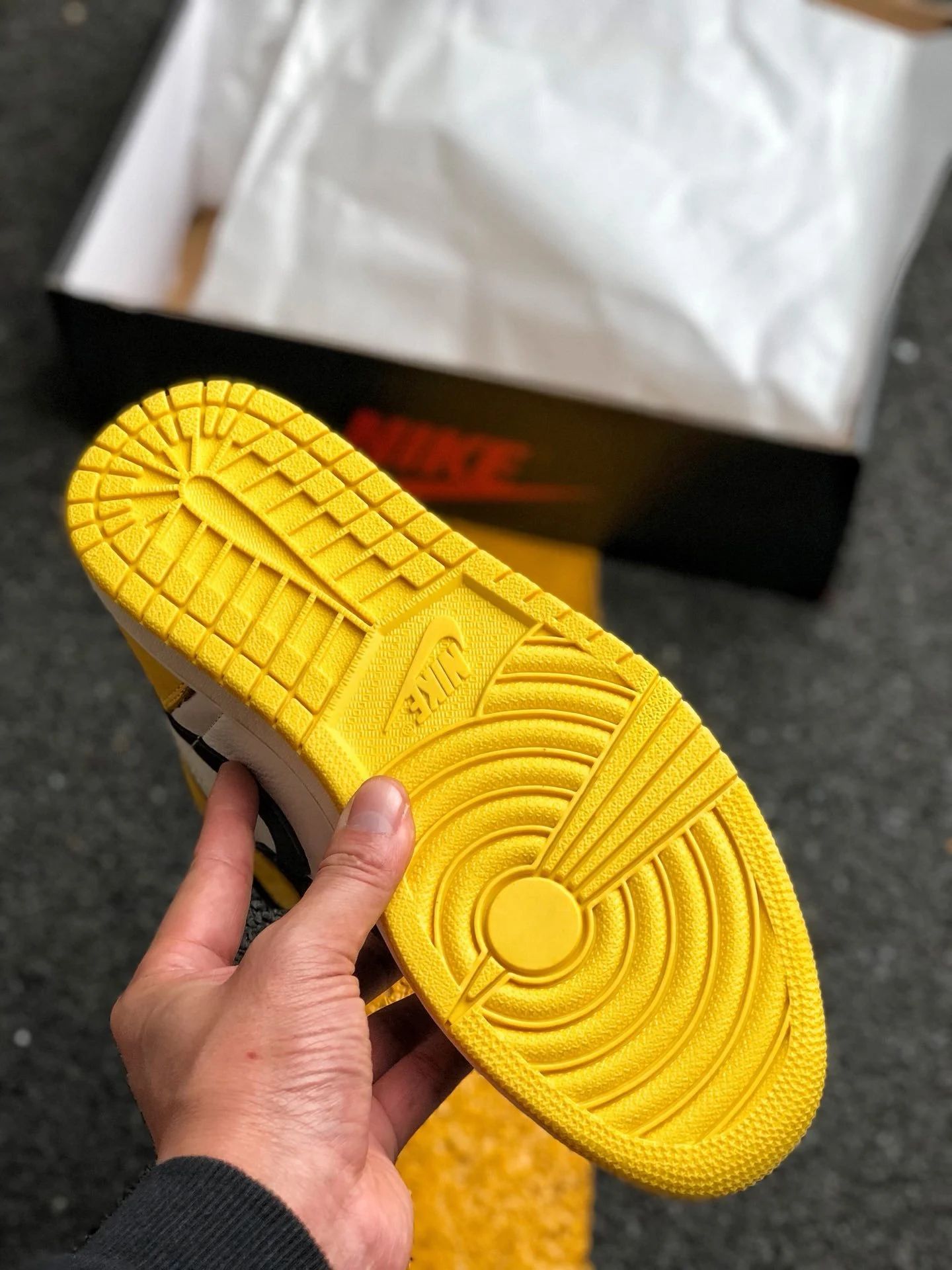 Jordan 1 Retro High OG  "Yellow Ochre" Shoe