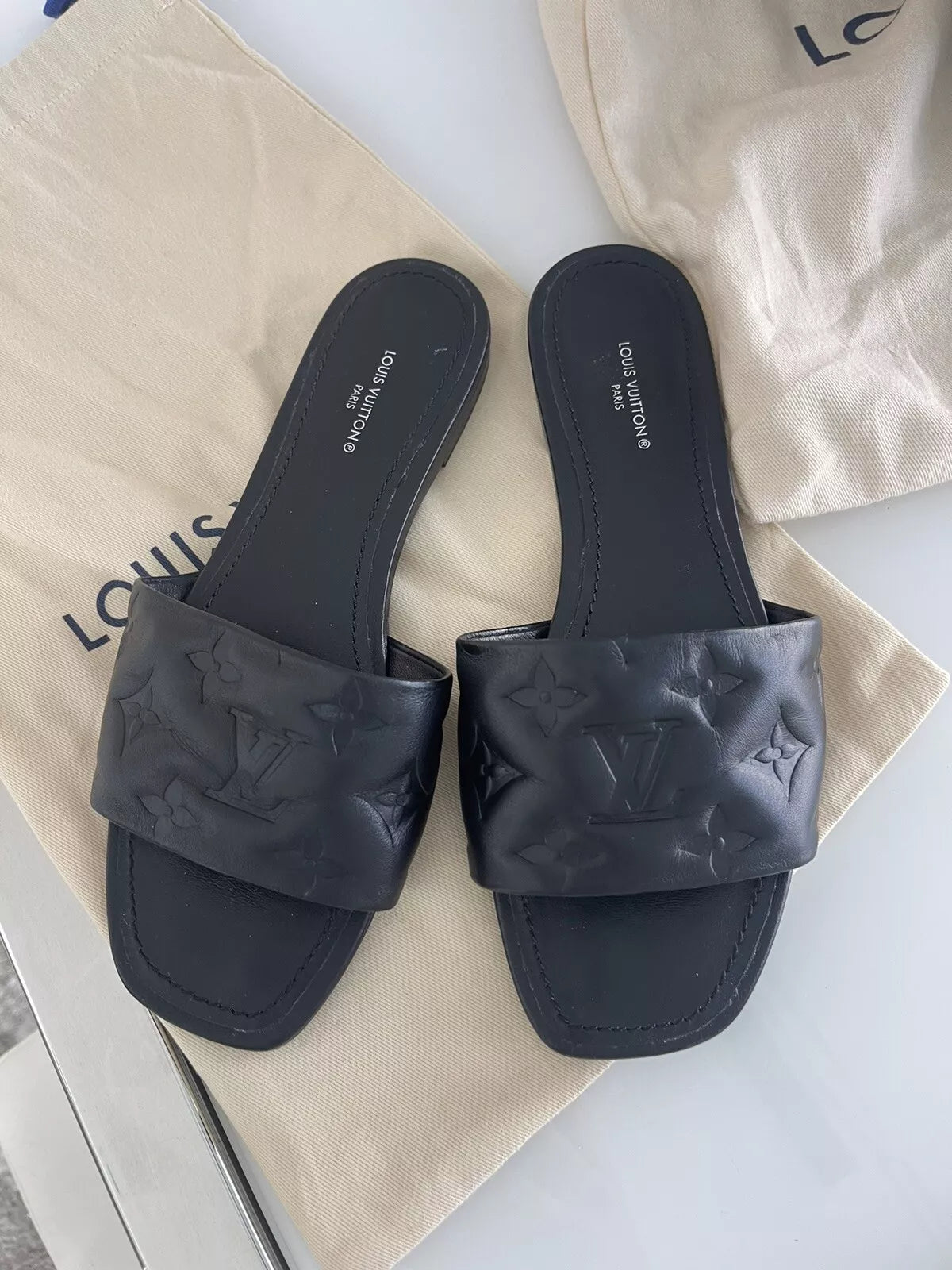 Sandalias planas Louis Vuitton con monograma en piel negra Revival