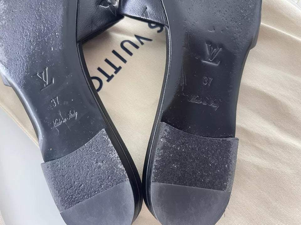 Sandalias planas Louis Vuitton con monograma en piel negra Revival