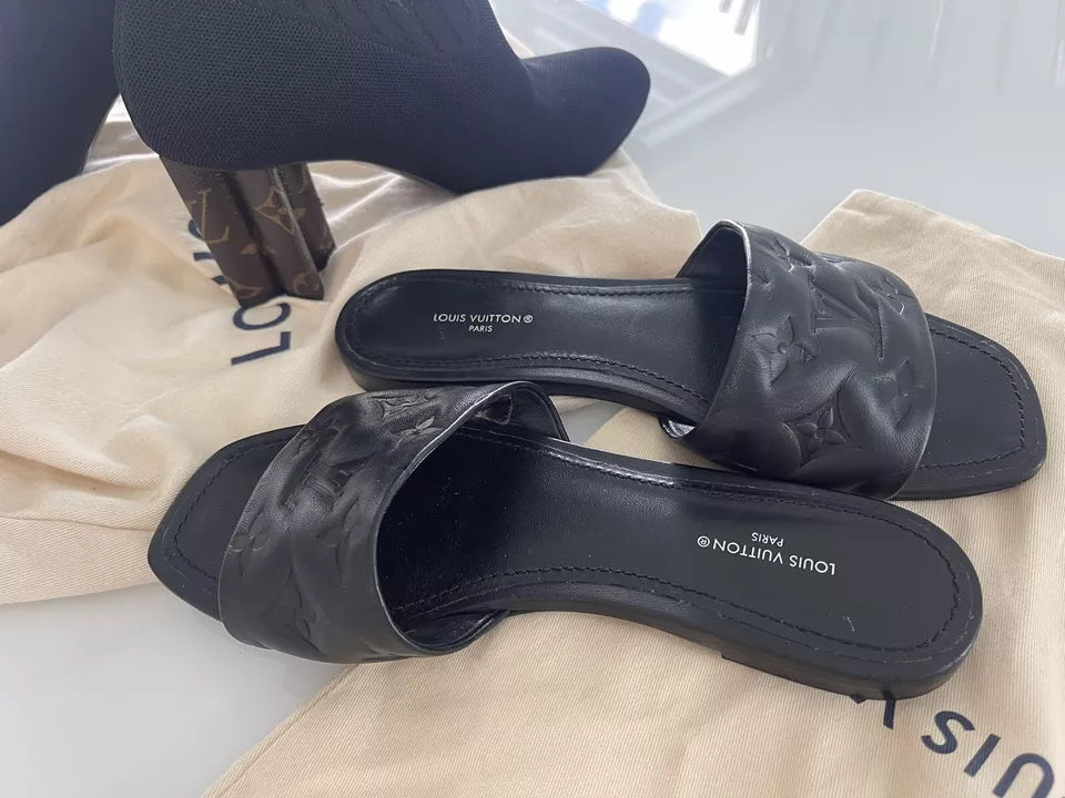 Sandalias planas Louis Vuitton con monograma en piel negra Revival